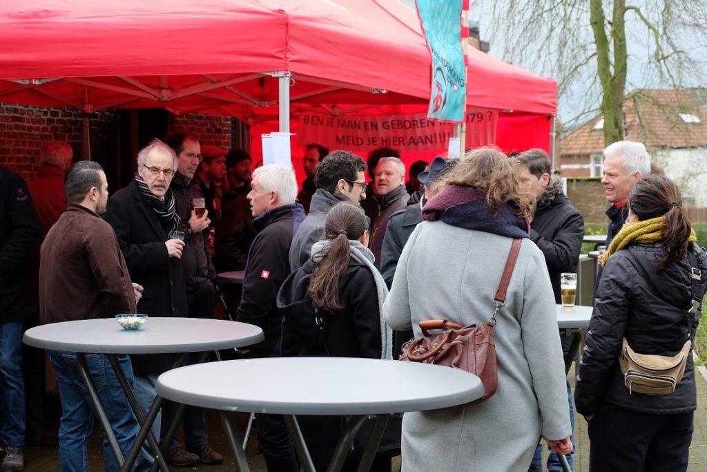 Na het zware werken, wordt de dorst gelest.